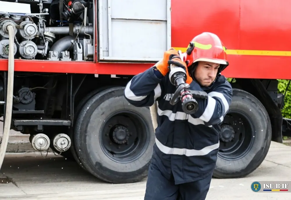 Prahova. O hală de 1000 de metri pătrați arde în întregime