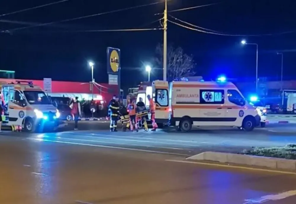 Accident în Ploiești. Femeie rănită în urma impactului dintre două autoturisme