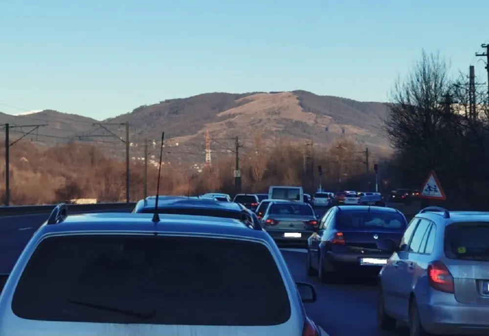 Trafic intens pe DN1, în Prahova. Se circulă în coloană la Breaza și Comarnic. Rute alternative