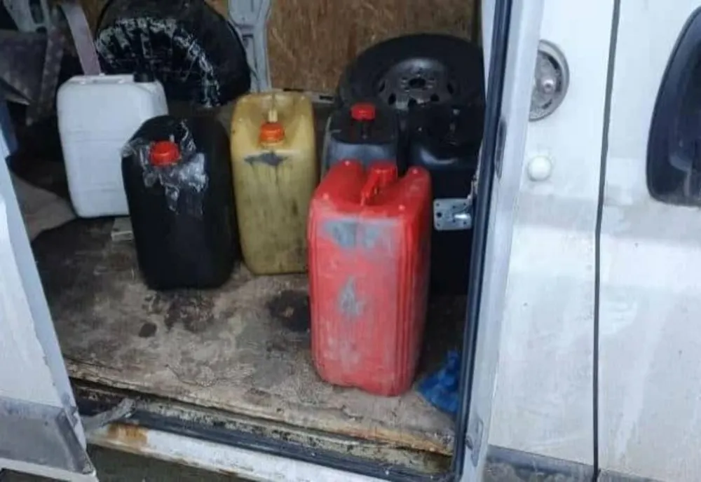 Pravova. Bărbaţi prinşi de poliţişti în timp ce sustrăgeau motorină dintr-o cisternă