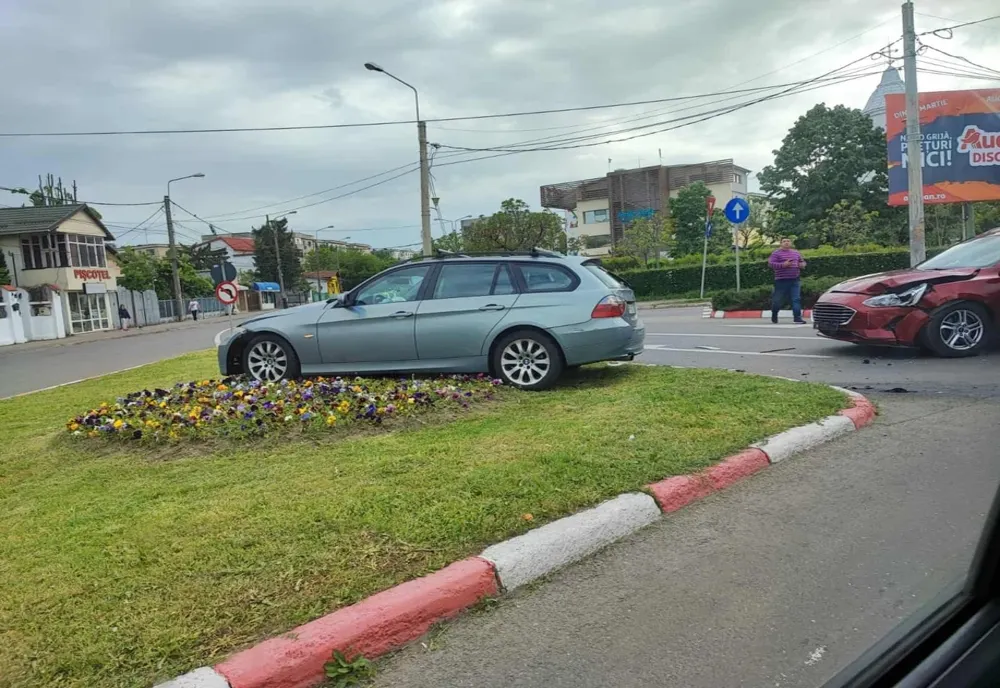 Două autoturisme, implicate într-o coliziune pe o stradă din Ploieşti