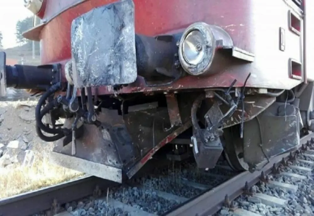 ACCIDENT FEROVIAR ÎN PRAHOVA, CAMION LOVIT DE UN TREN DE CĂLĂTORI