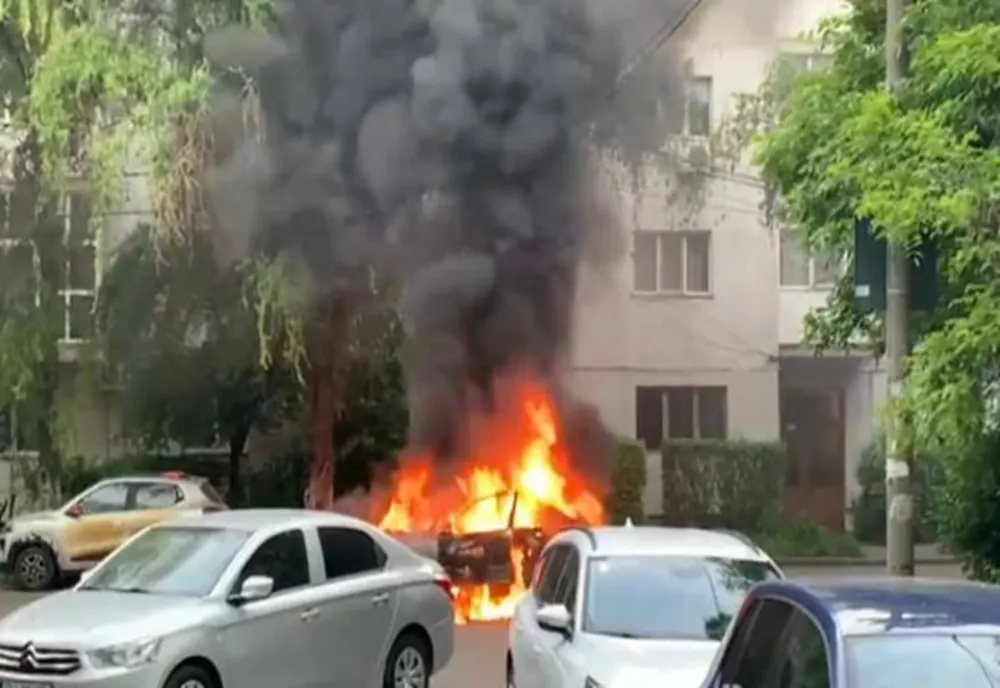 Maşină în flăcări, la Ploieşti. Alte două autoturisme au fost avariate