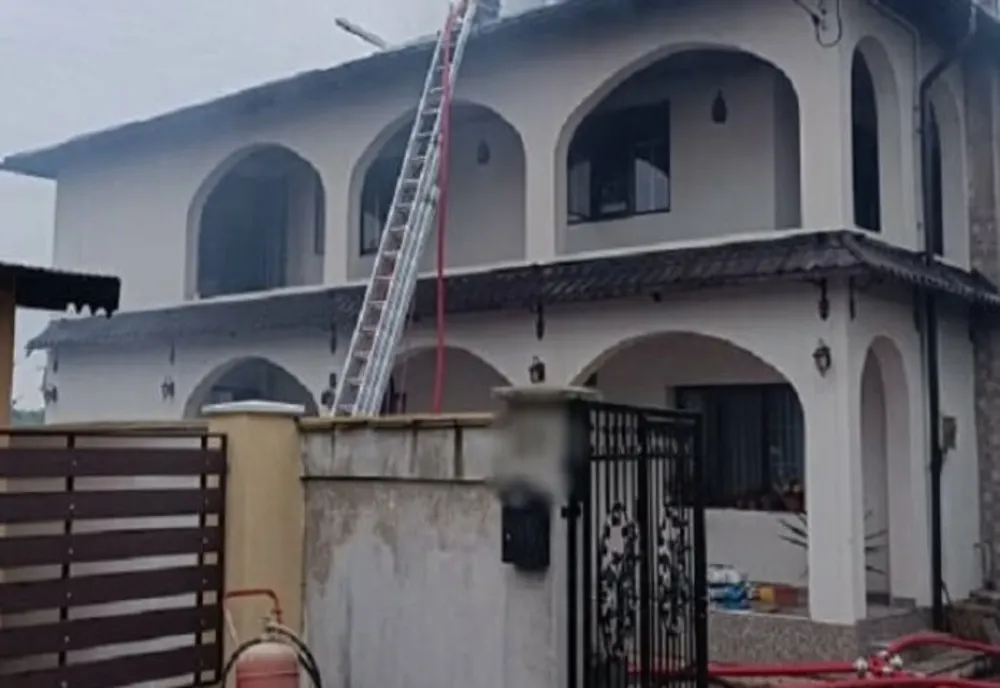 Prahova. Un incendiu violent a distrus o locuinţă, anexe gospodăreşti dar şi un autovehicul