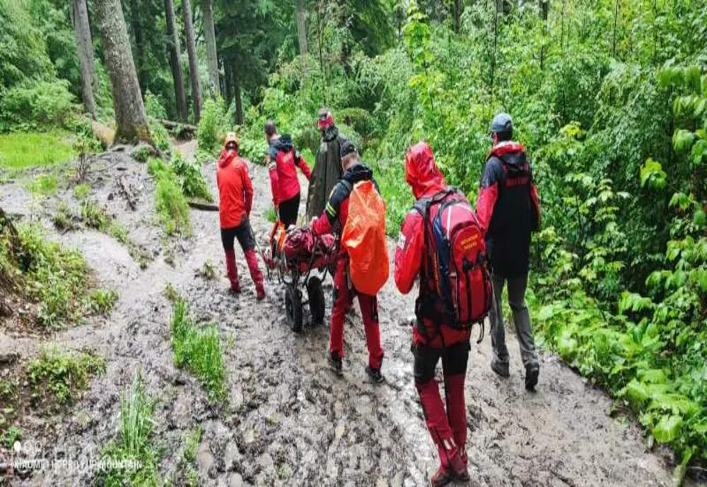 Prahova. O turistă a suferit fracturi după ce a alunecat pe drumul spre Cascada Urlătoarea