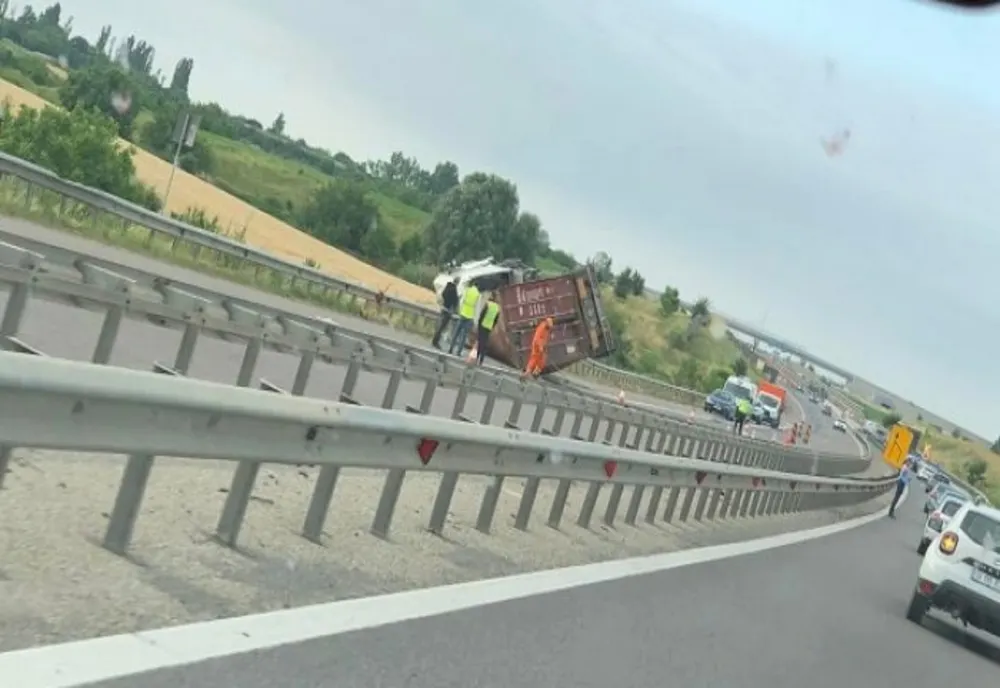 Accident pe Autostrada A3, București - Ploiești. Un TIR s-a răsturnat din cauza unor defecţiuni