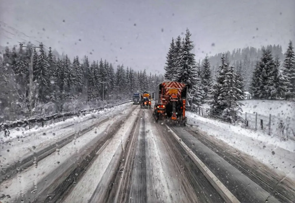 INFOTRAFIC - Se circulă în condiții de iarnă pe mai multe drumuri din România
