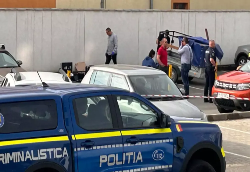 Descoperire cutremurătoare într-o parcare din România. Cadavrul unei femei a fost găsit într-o remorcă dintre blocuri