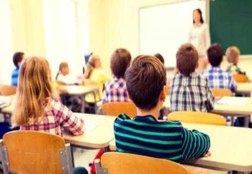 CUM VREA SĂ ÎI „PEDEPSEASCĂ” UN PRIMAR DIN IAȘI PE ELEVI FIINDCĂ NU ÎNVAȚĂ: „SĂ SCOATEM MICROBUZUL, DETERGENTUL ȘI HÂRTIA IGIENICĂ!”