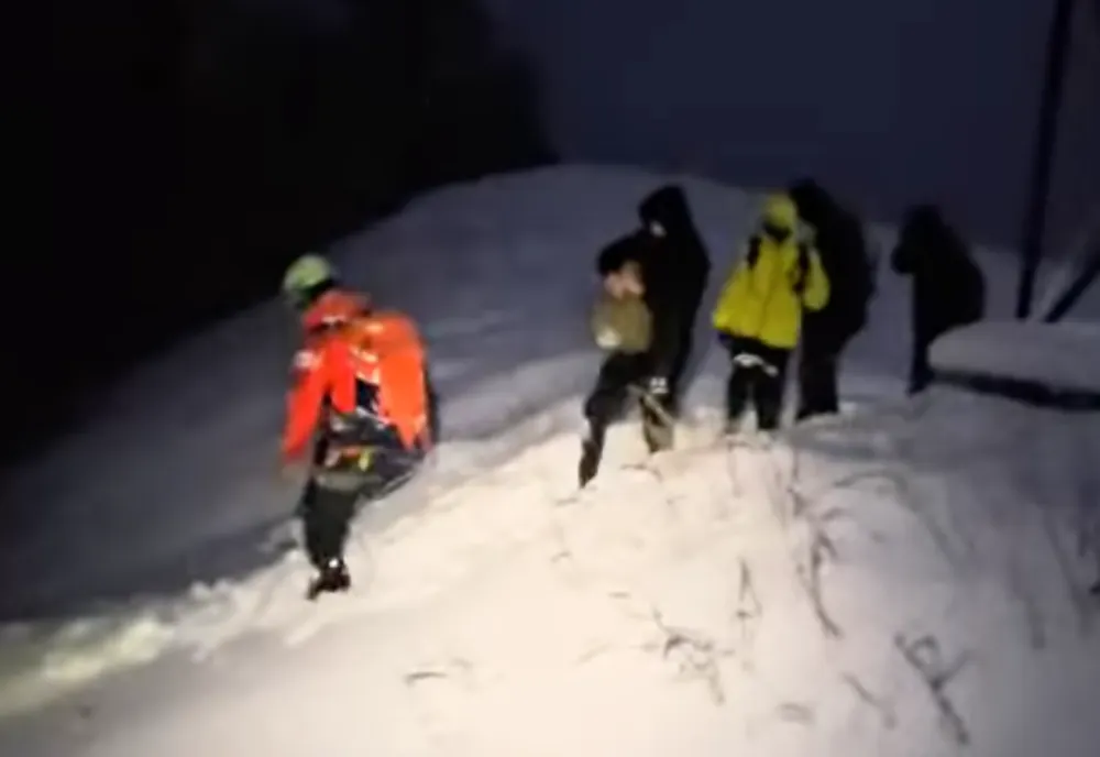 MAI MULȚI TURIȘTI BLOCAȚI PE MUNTE. PERICOL DE AVALANȘĂ