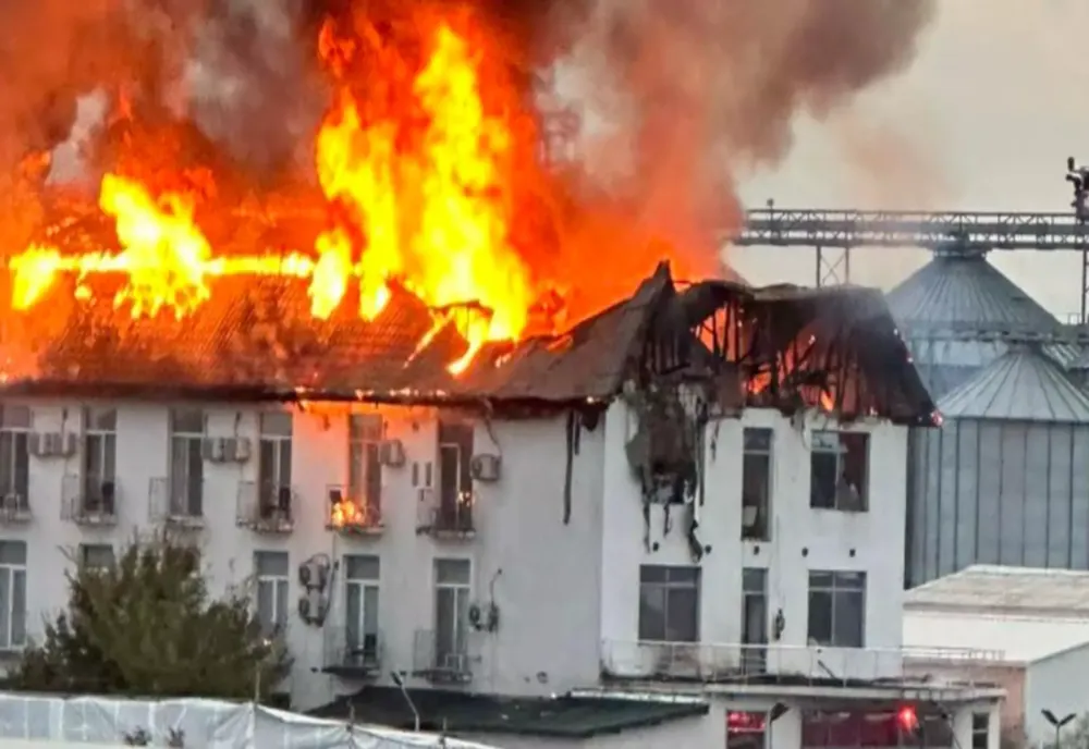 INCENDIU VIOLENT, LA UN HOTEL DIN PRAHOVA. INTERVENȚIE CONTRACRONOMETRU A POMPIERILOR 