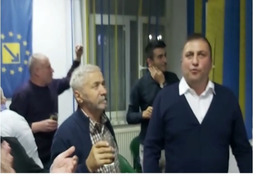 VIDEO Cum se bucură consilierii liberali de la Boldesti Scaieni de victoria preşedintelui Iohannis