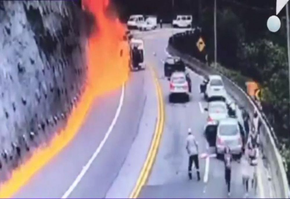 Video Momentul în care un camion care transporta combustibil s-a răsturnat pe stradă, în Brazilia