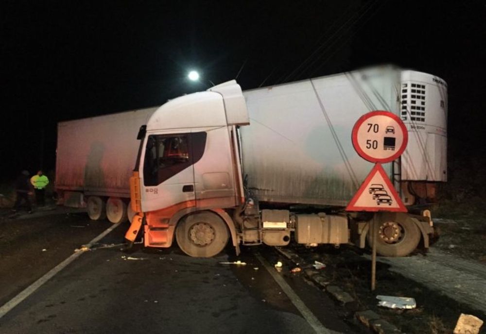 FOTO Trafic blocat pe DN1, la Sinaia. Un TIR încărcat cu banane a derapat