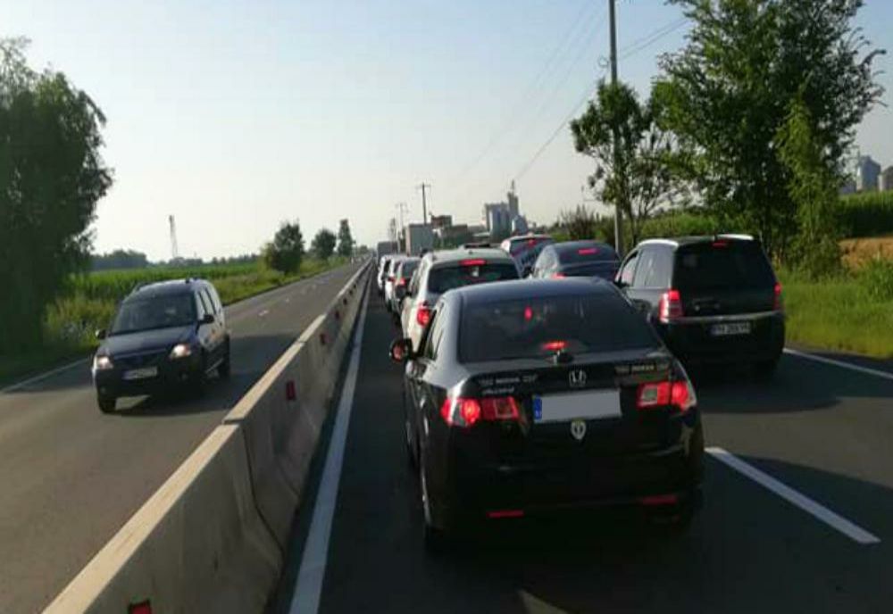 Un autotren încărcat cu lemne a rămas imobilizat pe DN1, din cauza unor defecțiuni tehnice