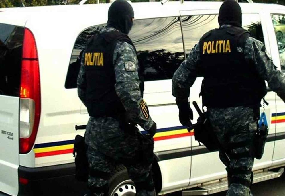 Percheziții în Prahova la persoane acuzate de trafic de minori, trafic de droguri de mare risc și proxenetism
