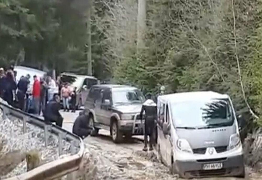 Zeci de mașini blocate în nămol, în zona cabanei Bolboci 