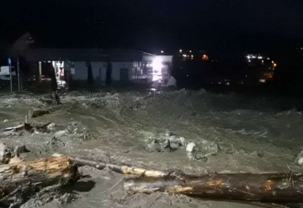 30 de locuințe inundate și DN 1 blocat de aluviuni, la Bușteni