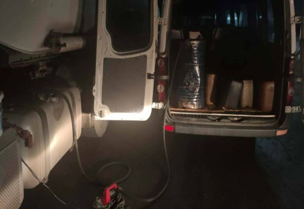 Trei bărbați prinși la furat de motorină din rezervorul unui camion