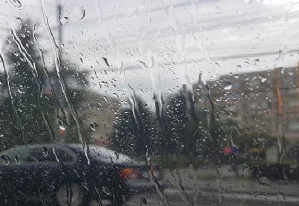 Ploi, vânt și grindină în Prahova. Grindină, ninsori și risc mare de avalanșe în Bucegi
