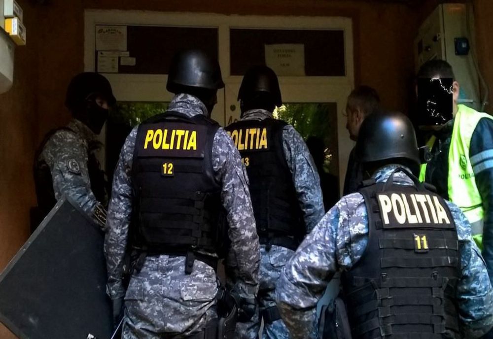 Percheziții la suspecți de însuşire nelegală a unor imobile