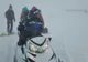 VIDEO Sute de turiști, blocaţi pe munte, la Cota 2000 din cauza vremii extreme