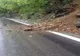 Circulație îngreunată pe Valea Oltului, din cauza unor bucăți de pământ desprinse de pe versanți