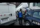 Trei bărbați prinși de jandarmi în timp ce furau motorină din tirurile parcate în apropierea barajului Măneciu