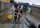 Prahova. Doi oameni salvaţi de pompieri din calea furtunii. Un bărbat risca să se electrocuteze într-o încăpere inundată