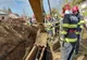 Cursă cotracronometru: doi muncitori, prinși sub un mal de pământ, în timp ce săpau un șanț. Incident dramatic în Prahova